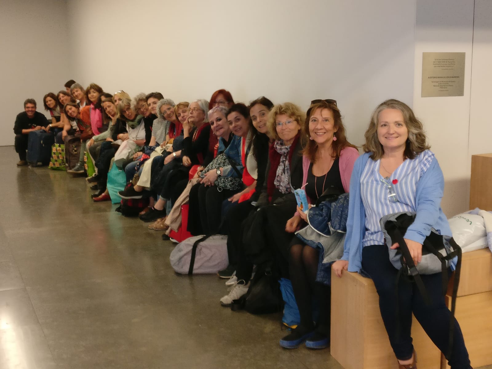 Esperant entrar a l'auditori de la Casa das Histórias Paula Rego